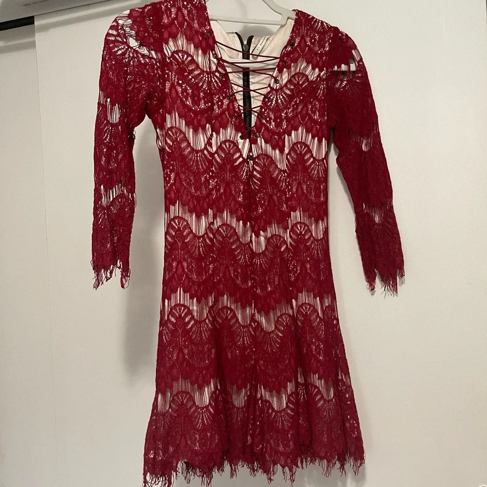 Red lace dress - Picture 6 of 9